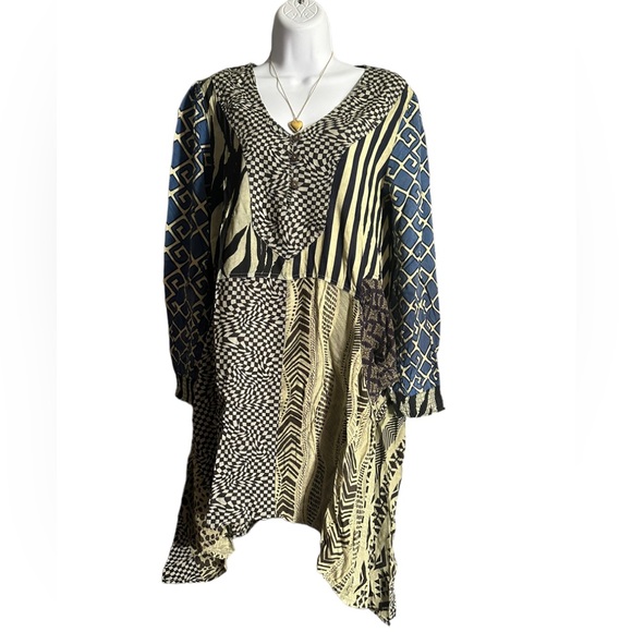 NWT.  S/M Sacred Threads Tunic.   CL/GR - Picture 2 of 4